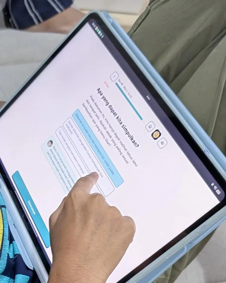 Tangan seorang murid menjawab soalan Detektif Sejarah di iPad.